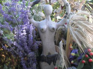 Inari Hanel - Frauenstatue im Garten